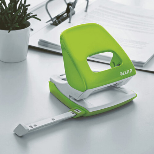 Дырокол металлический LEITZ New NeXXT WOW, до 30 листов, зеленый металлик, блистер, 50082054