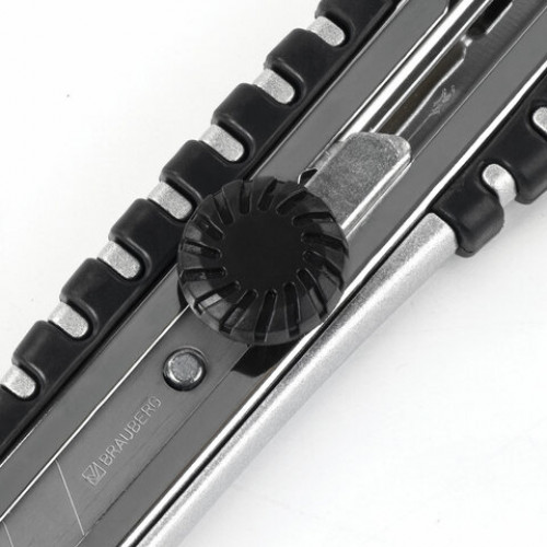 Нож канцелярский 18 мм BRAUBERG Metallic, роликовый фиксатор, резиновые вставки, металл, 237159